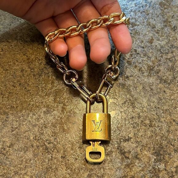 Louis Vuitton #309 Lock and Key Gold Brass with new unbranded chain - Picture 1 of 8